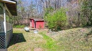 view of yard featuring an outdoor structure and a storage shed