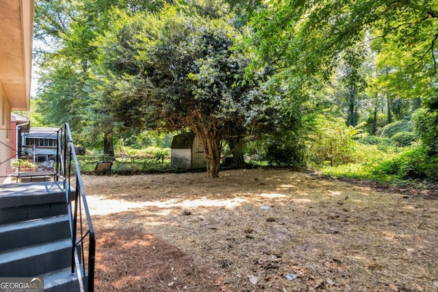 view of yard with an outbuilding