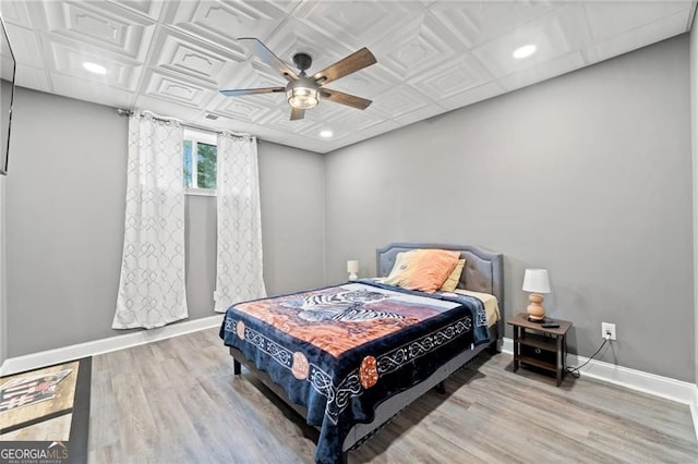 bedroom featuring baseboards, wood finished floors, recessed lighting, and ceiling fan