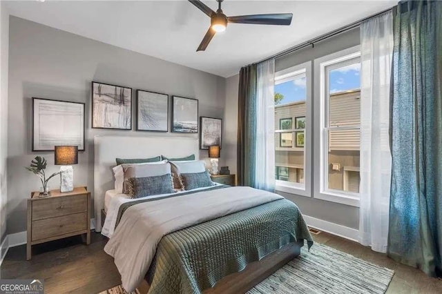 bedroom featuring baseboards and a ceiling fan