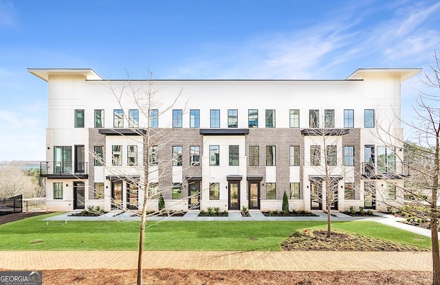 view of front of property featuring stucco siding and a front lawn