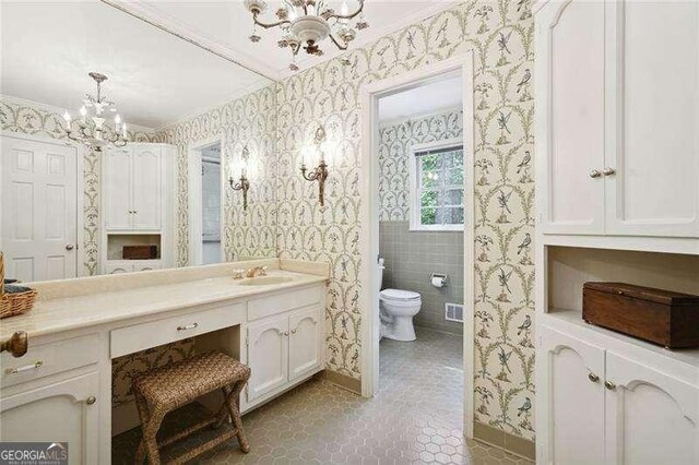 bathroom featuring wallpapered walls, a notable chandelier, toilet, and visible vents