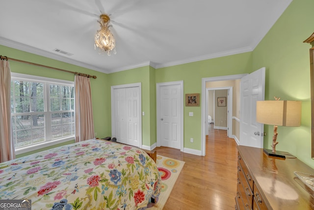 11 Creekwood Dr, Dublin, GA 31021 - bedroom featuring light wood-type flooring, ornamental molding, baseboards, visible vents, and a closet