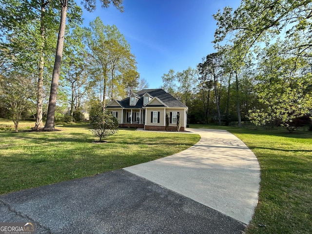 924 Morningside Dr, Griffin, GA 30224 - cape cod-style house with driveway, a front yard, a porch, and crawl space