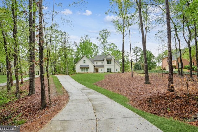 view of front of home featuring driveway and a front yard