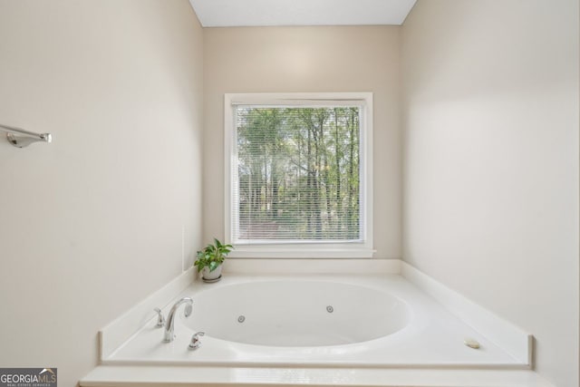 740 Trillium Ln, Lilburn, GA 30047 - bathroom featuring a tub with jets