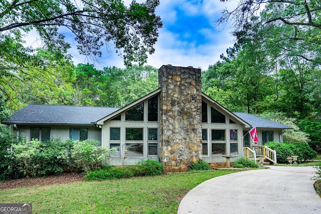 4004 White Oak Ln, Lagrange, GA 30240 - mid-century inspired home featuring driveway, a chimney, a shingled roof, and a front yard