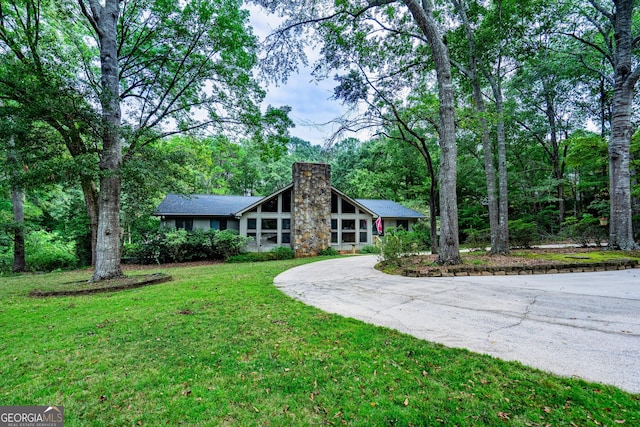 4004 White Oak Ln, Lagrange, GA 30240 - mid-century modern home featuring a chimney, curved driveway, and a front yard