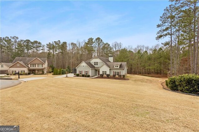 view of front of property featuring a front yard