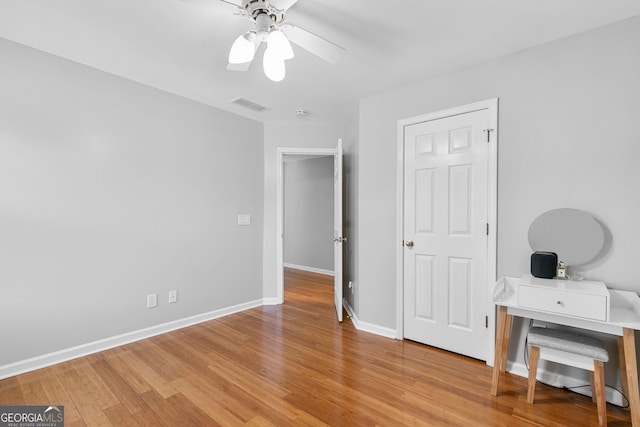 bedroom featuring light wood finished floors, baseboards, visible vents, and ceiling fan