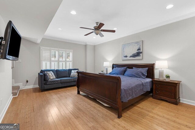 bedroom with recessed lighting, ornamental molding, baseboards, light wood-style floors, and a ceiling fan