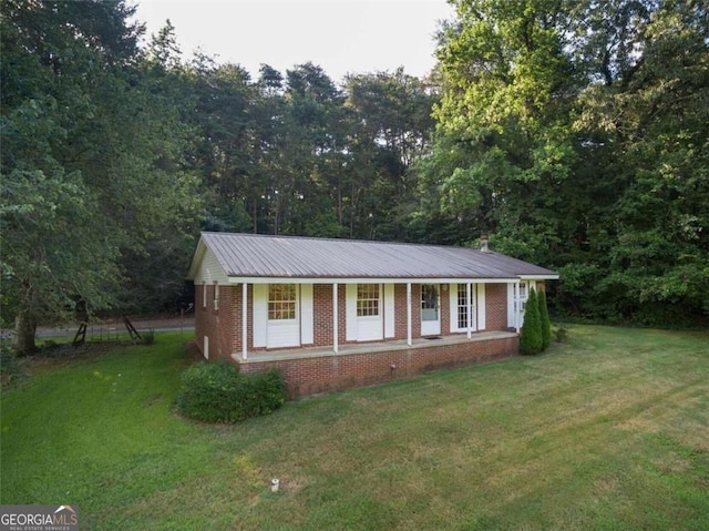 view of front of home featuring a porch, a front yard, and brick siding