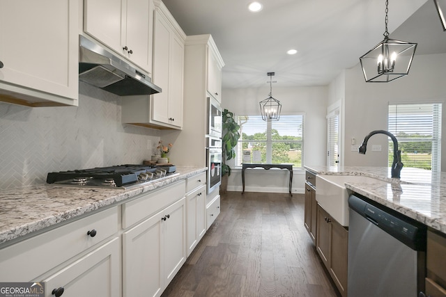8 Hardin Ct Lot 16, Newnan, GA 30263 - kitchen with appliances with stainless steel finishes, a chandelier, under cabinet range hood, a sink, and recessed lighting