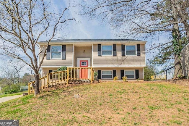 bi-level home featuring a front lawn