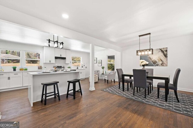 dining room featuring dark wood-style floors, recessed lighting, and baseboards