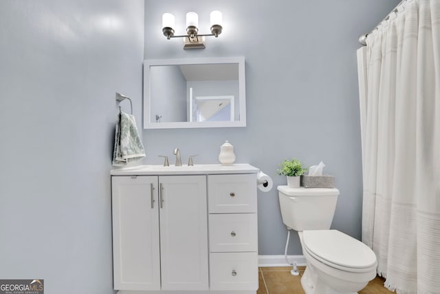 full bathroom with baseboards, a shower with shower curtain, toilet, vanity, and tile patterned floors