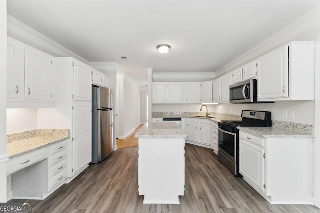 11925 N Hickory Trce, Alpharetta, GA 30004 - kitchen featuring crown molding, stainless steel appliances, a sink, white cabinets, and wood finished floors