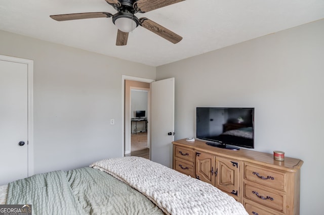 bedroom with ceiling fan