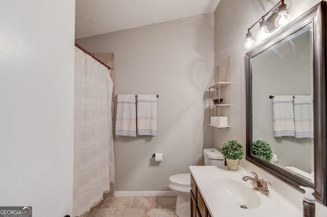 full bath with baseboards, vanity, a shower with shower curtain, and toilet