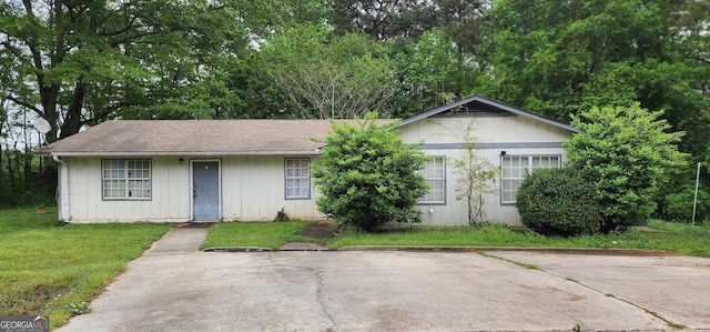 ranch-style home featuring a front yard