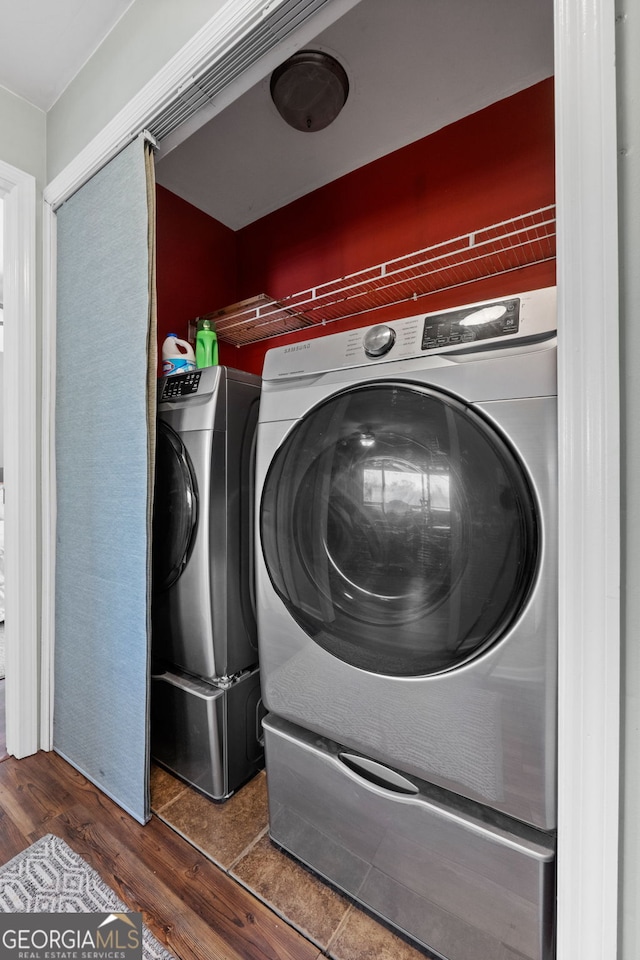 532 Henry Higgins Rd, Jackson, GA 30233 - laundry room featuring wood finished floors and washing machine and dryer