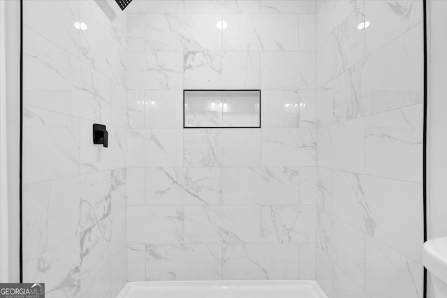 bathroom featuring a tile shower