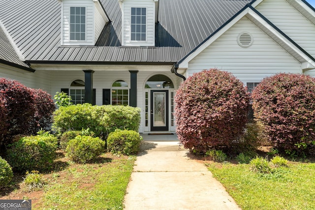 doorway to property featuring covered porch