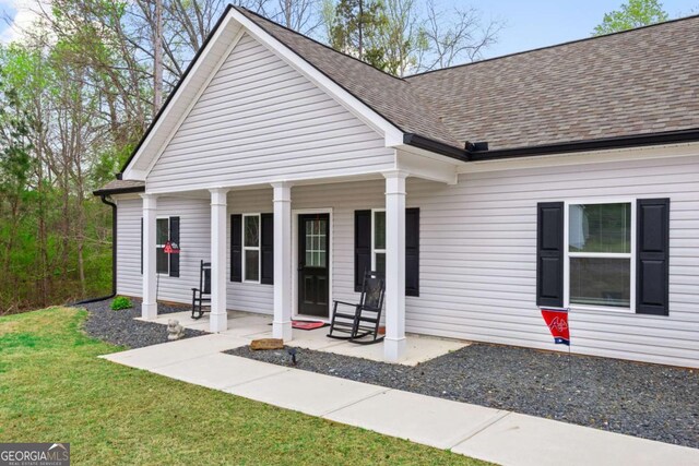 121 Tricias Way, Temple, GA 30179 - full bath with toilet, vanity, curtained shower, and vaulted ceiling