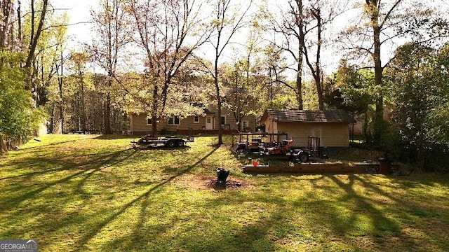 view of yard with an outbuilding