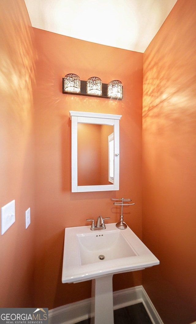 2587 Moons Grove Church Rd, Colbert, GA 30628 - bathroom with baseboards