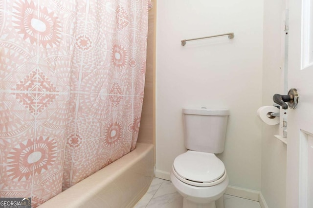 full bathroom with baseboards, shower / tub combo with curtain, and toilet