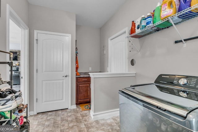 laundry area with washer / clothes dryer, laundry area, and baseboards