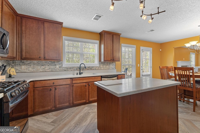 kitchen with stainless steel appliances, a chandelier, decorative backsplash, and visible vents