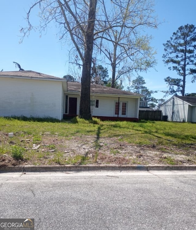 ranch-style house featuring a front yard