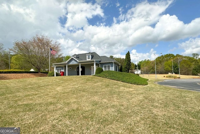 view of front of house featuring a front lawn
