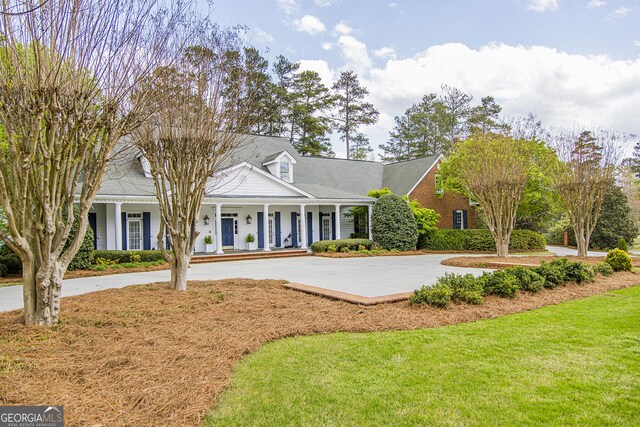 2 Palmer Dr NW, Rome, GA 30165 - view of front of property with a porch, a front yard, and curved driveway
