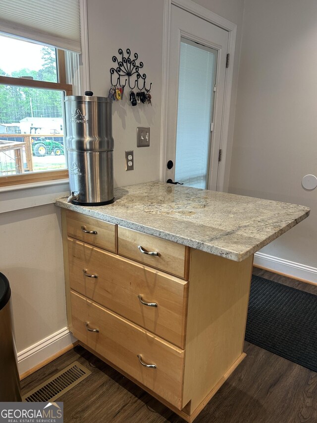 6121 N Main St SE, Acworth, GA 30101 - kitchen featuring visible vents, a peninsula, light brown cabinets, baseboards, and dark wood-type flooring