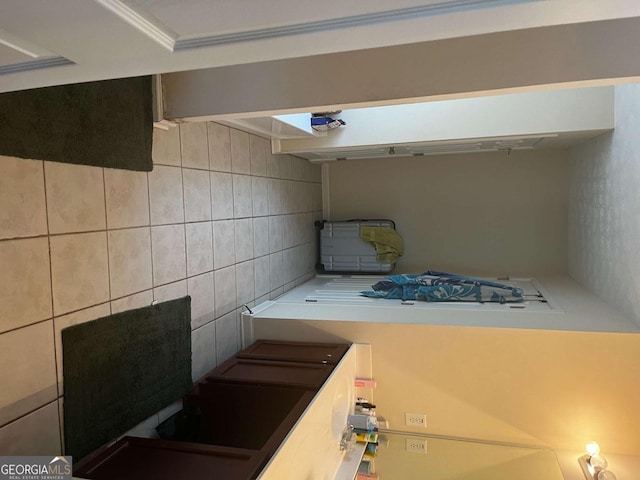 bathroom featuring tile walls