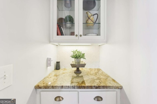 room details featuring decorative backsplash