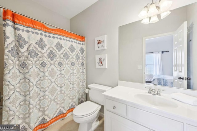 ensuite bathroom featuring connected bathroom, toilet, vanity, and a shower with curtain