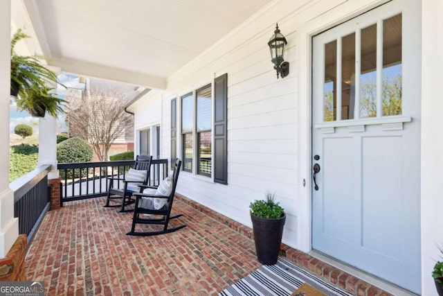 entrance to property featuring a porch
