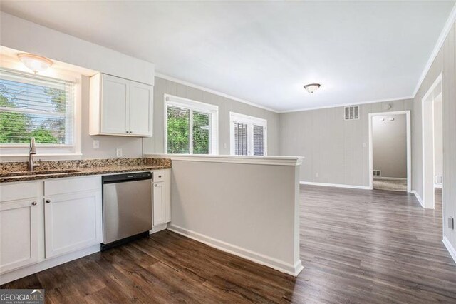 5052 Mountain St, Stone Mountain, GA 30083 - kitchen featuring crown molding, a peninsula, dishwasher, a sink, and a wealth of natural light