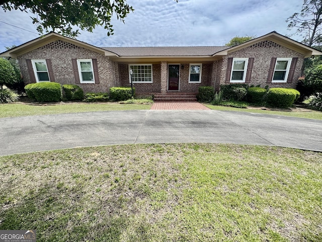 839 Golf Dr, Swainsboro, GA 30401 - single story home featuring brick siding and a front lawn