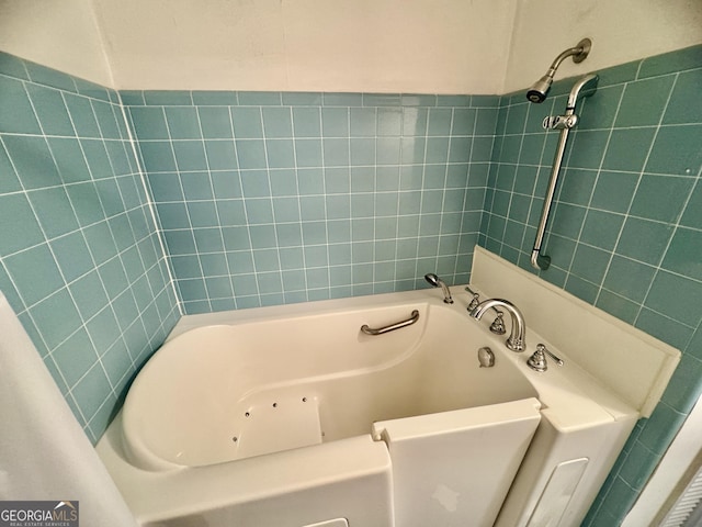 839 Golf Dr, Swainsboro, GA 30401 - bathroom featuring a bath