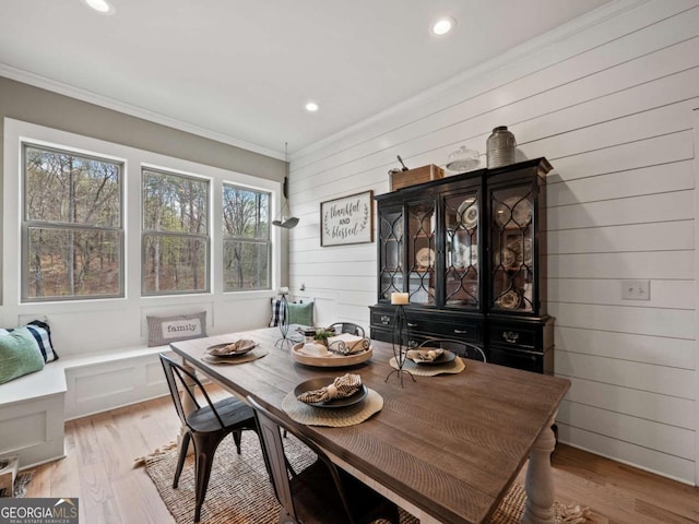 dining area featuring crown molding, light wood finished floors, and recessed lighting