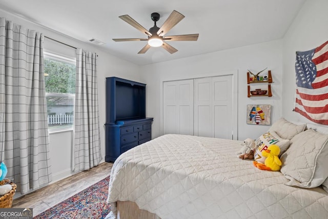 bedroom with a ceiling fan and baseboards