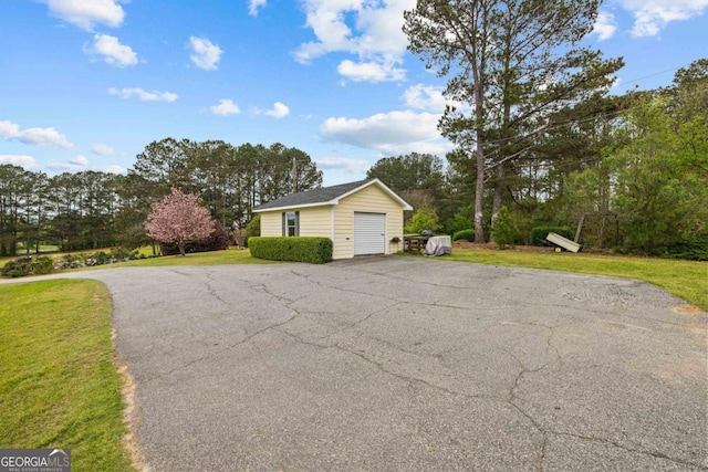 view of front of home with a front lawn and driveway