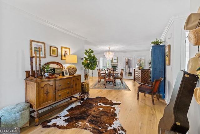 dining area with light wood-style floors, plenty of natural light, crown molding, and baseboards