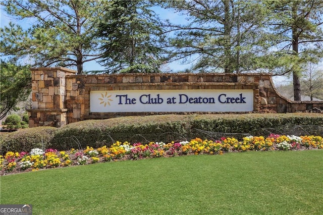 community / neighborhood sign featuring a yard