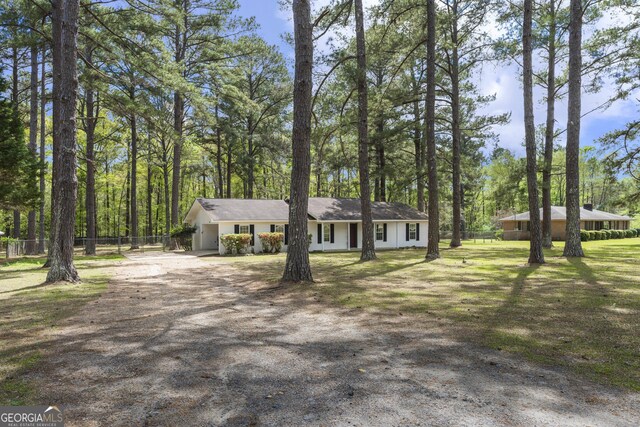 view of front of house with fence and driveway